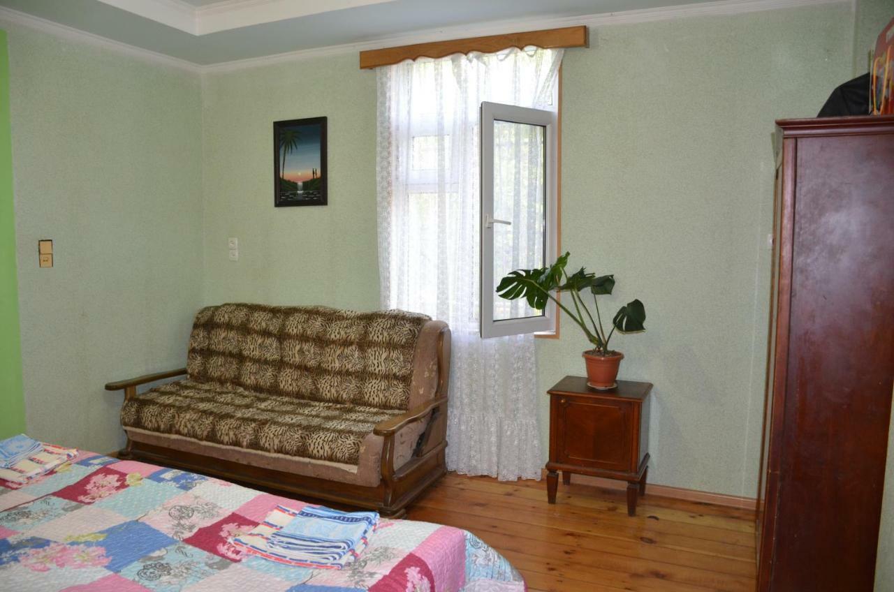 ホテル Friends House クタイシ エクステリア 写真